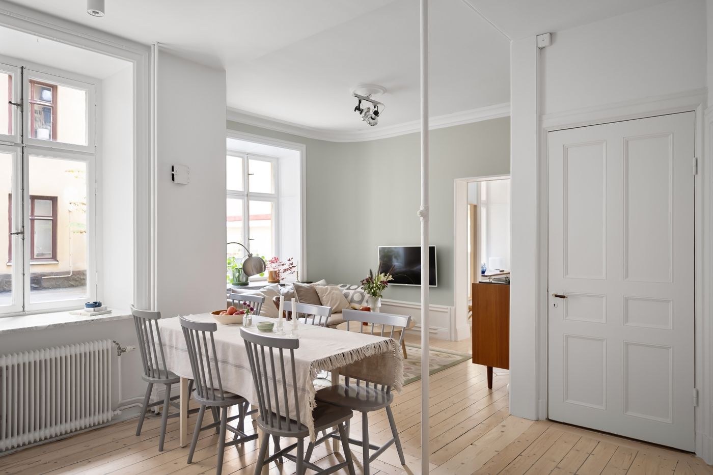 Altbau-Esszimmer mit Holzboden