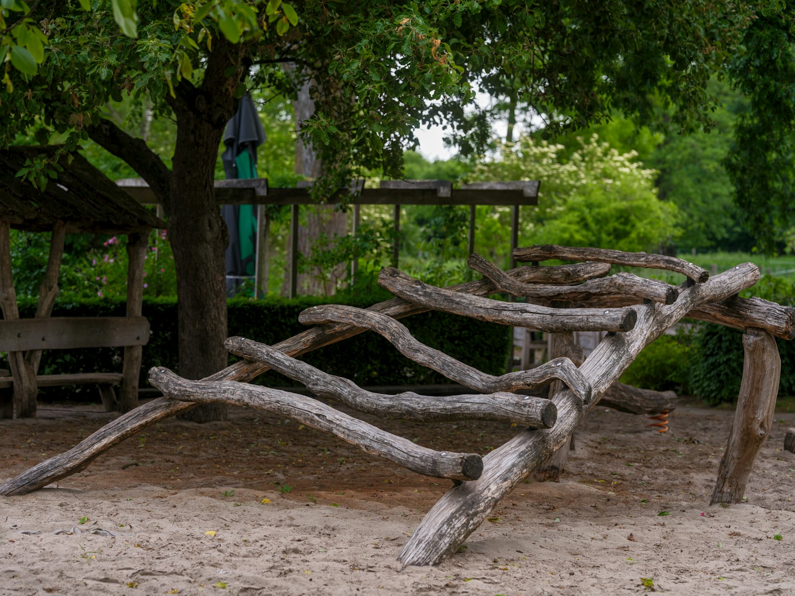 Kinder spielen auf einem Spielplatz