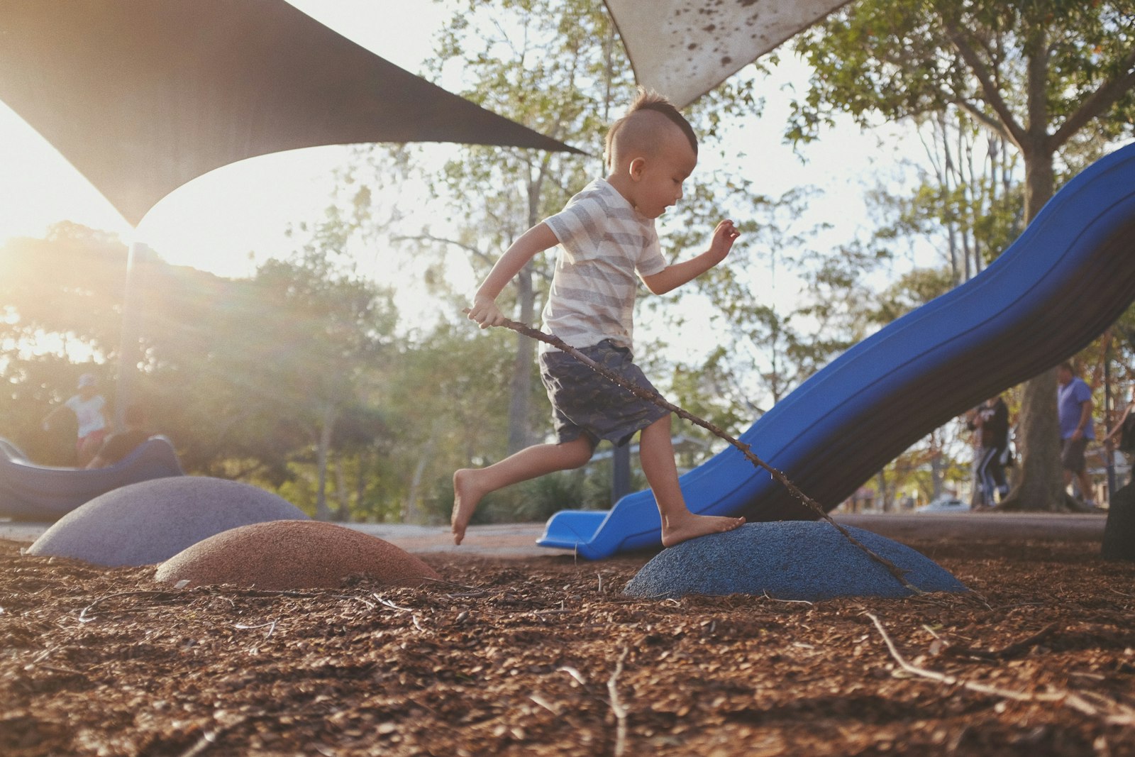 Kinder spielen auf einem modernen Spielplatz