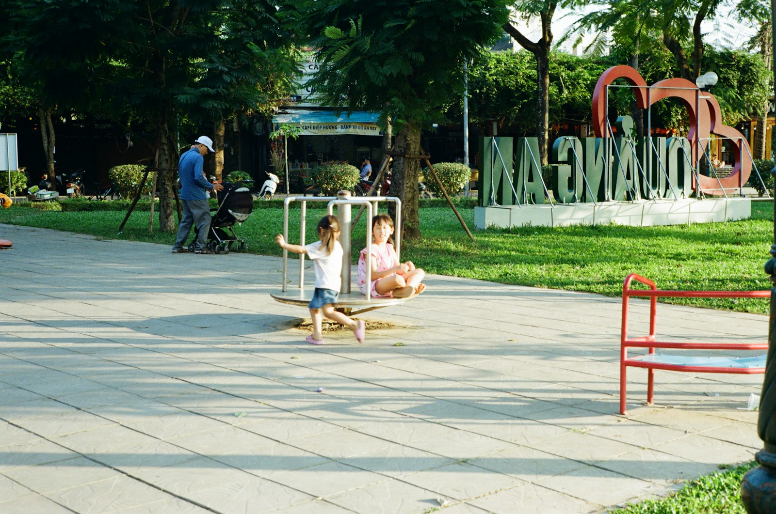 Kinder spielen auf einem Spielplatz
