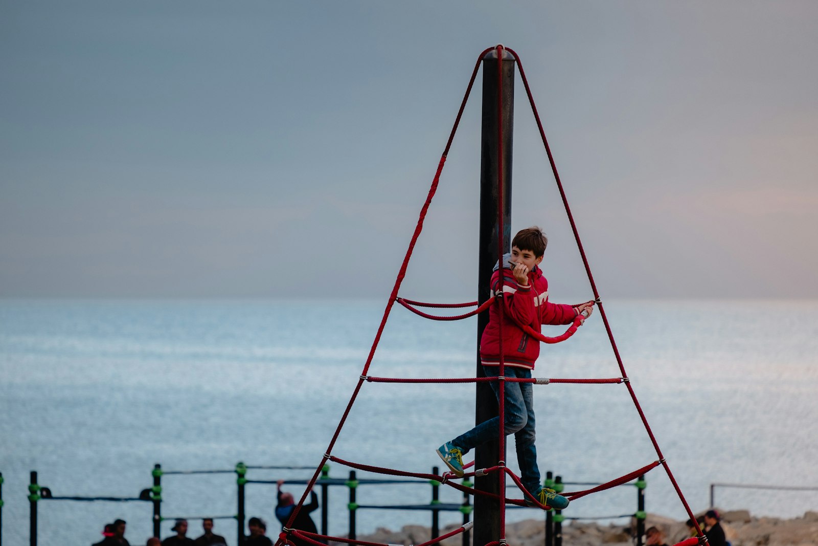 Kinder spielen auf einem Spielplatz