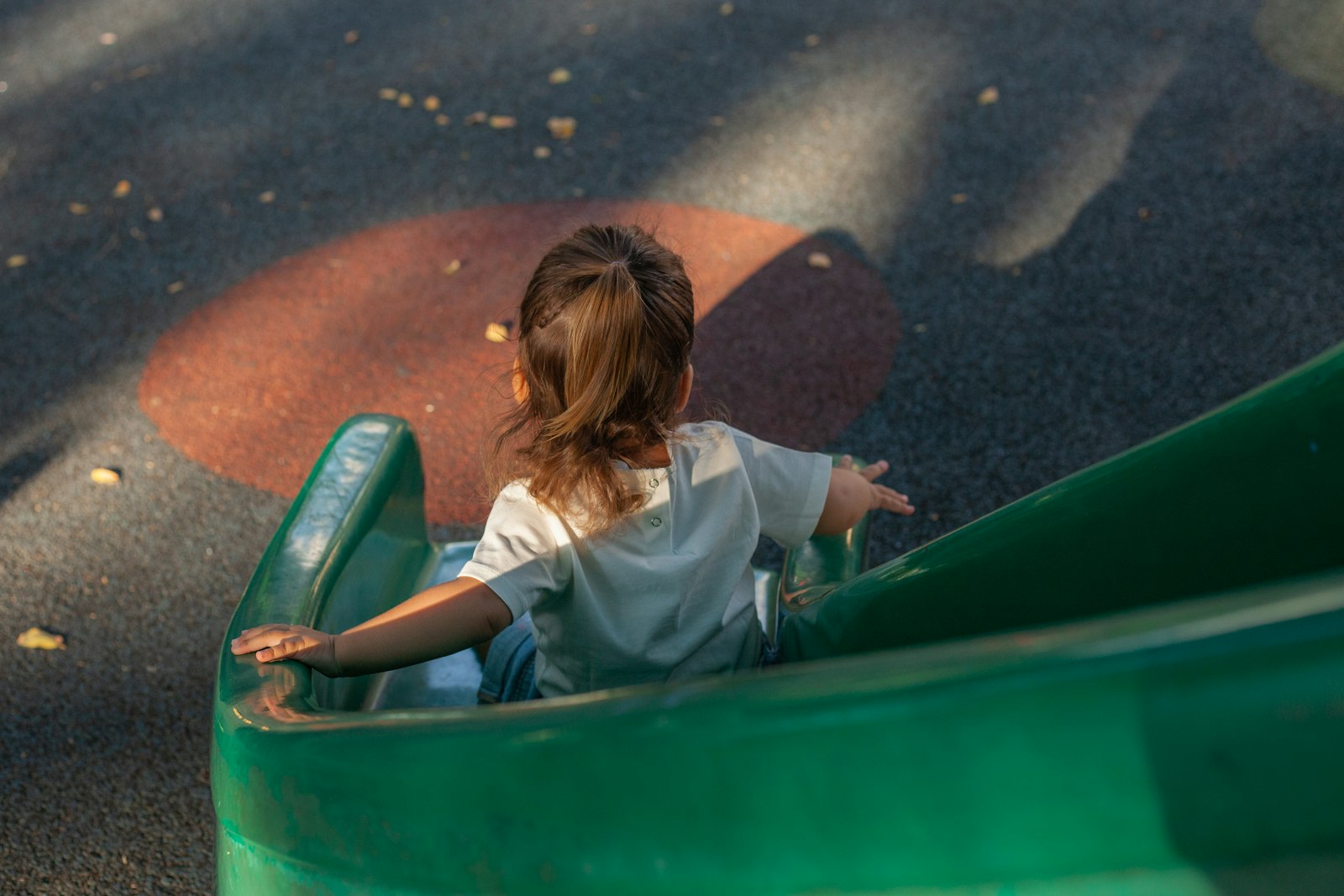 Kinder spielen auf einem Spielplatz