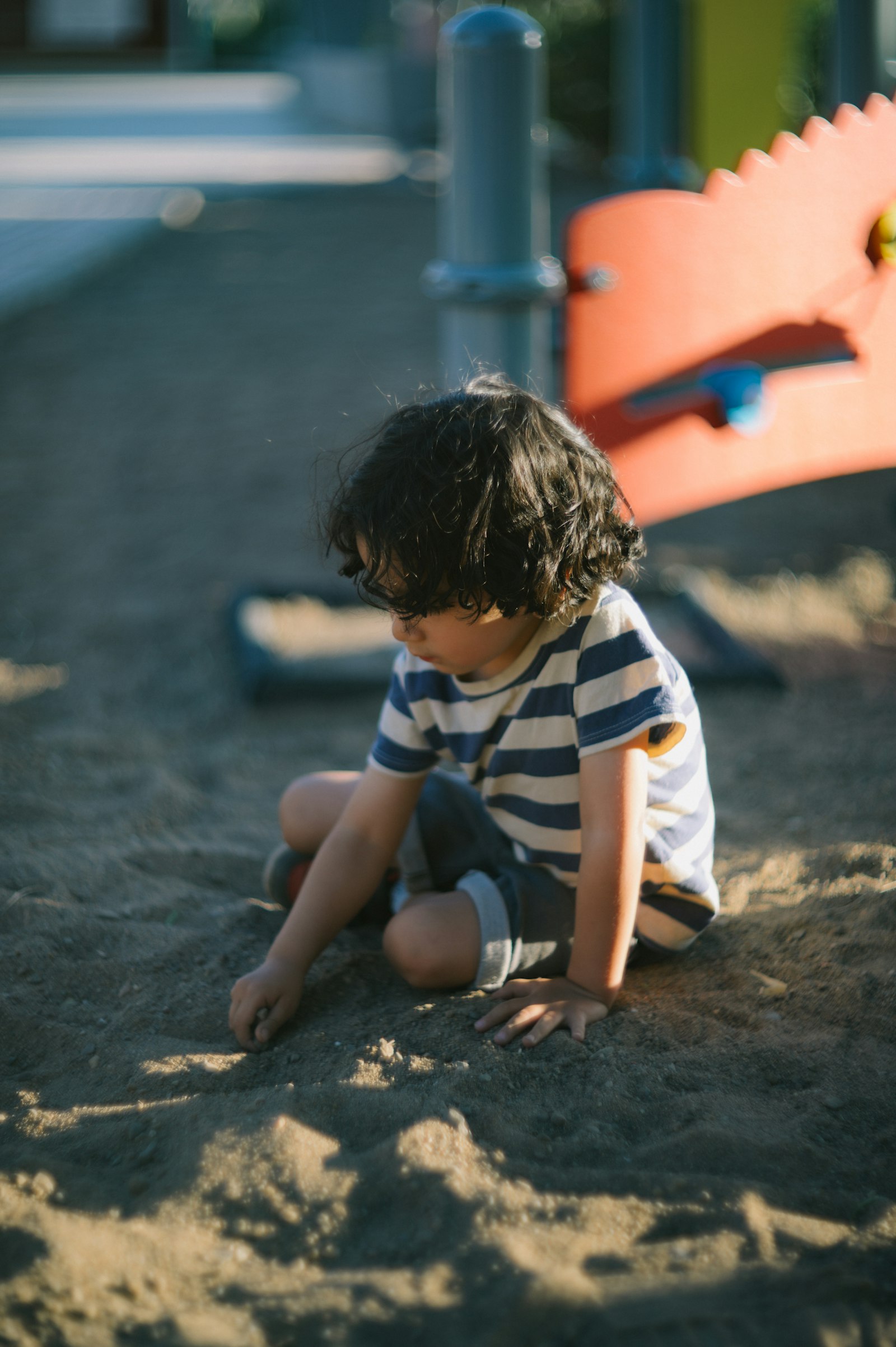 Kinder spielen auf einem Spielplatz