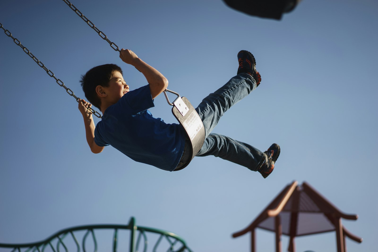 Kinder spielen auf einem Spielplatz