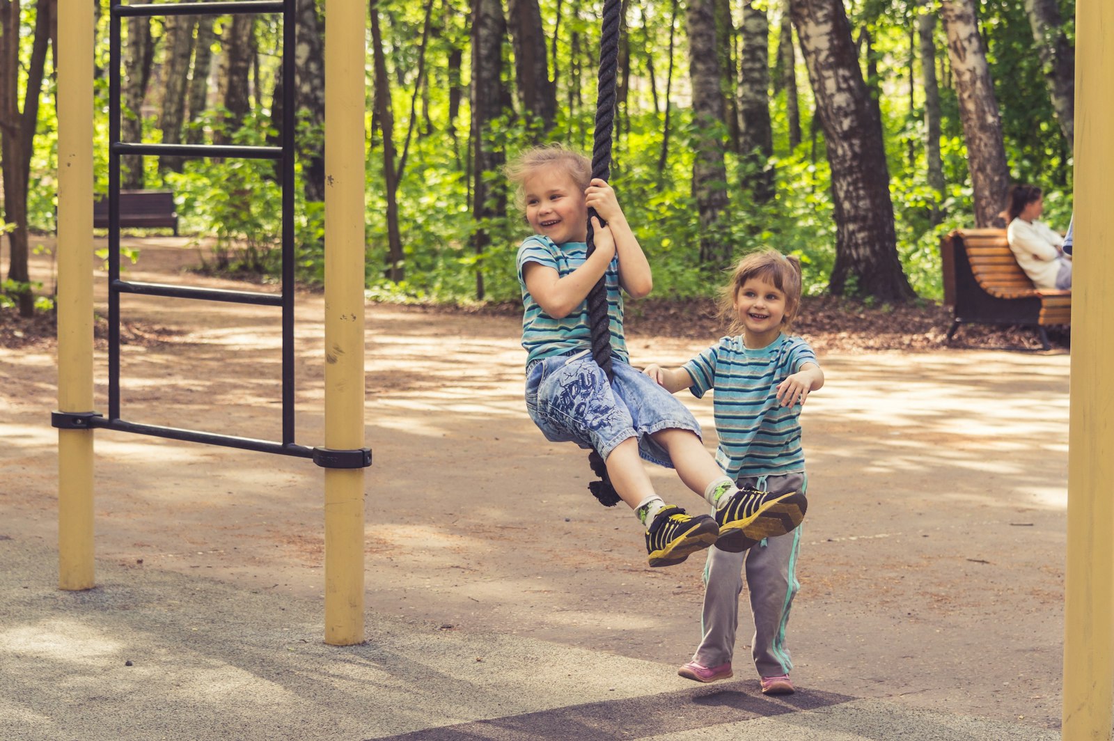 Kinder spielen auf einem Spielplatz