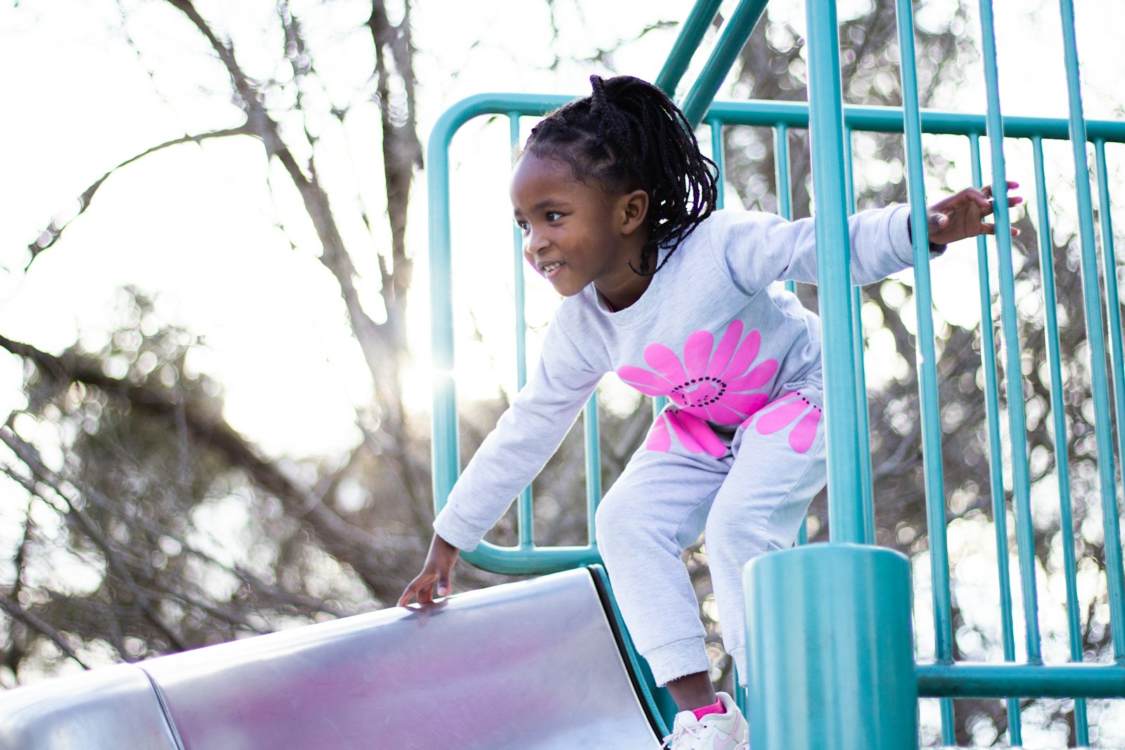 Kinder spielen auf einem Spielplatz