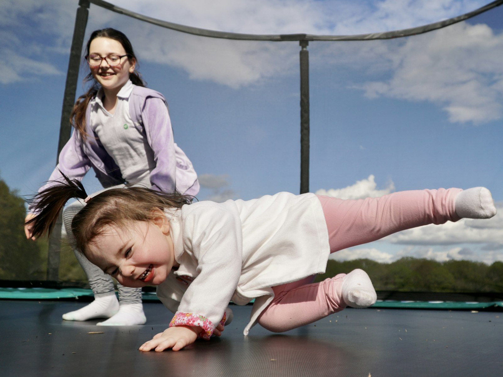Kinder spielen auf einem Spielplatz