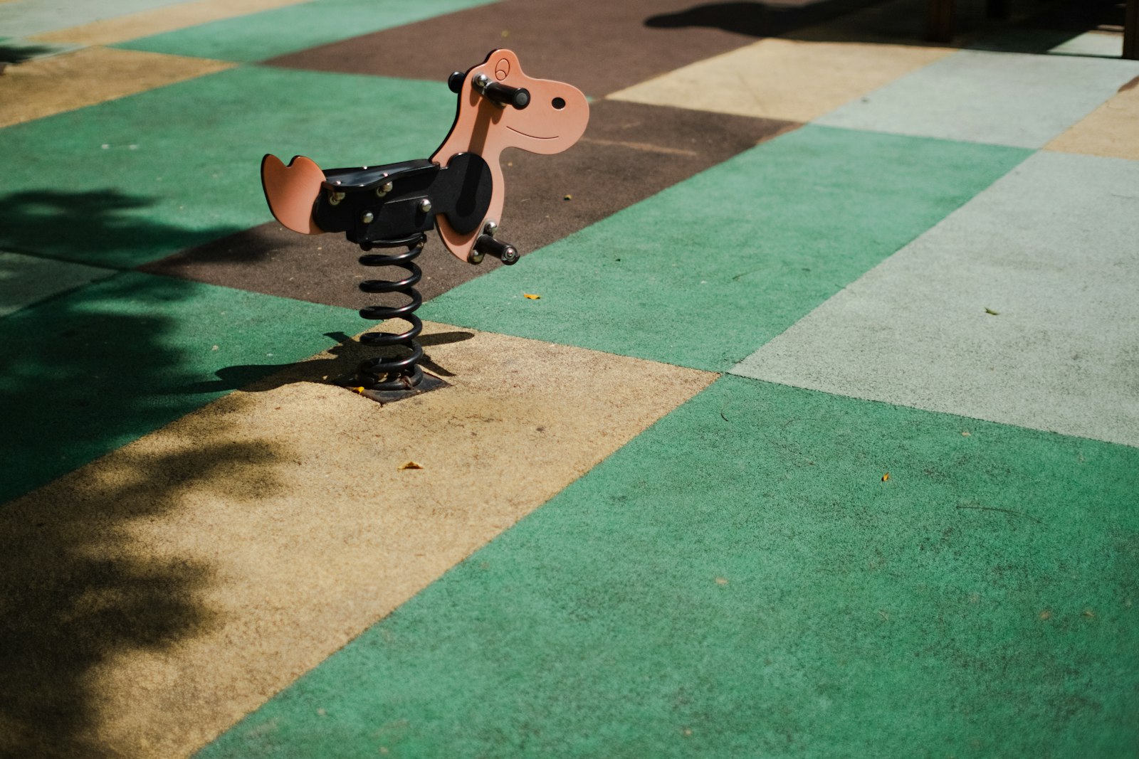 Kinder spielen auf einem Spielplatz