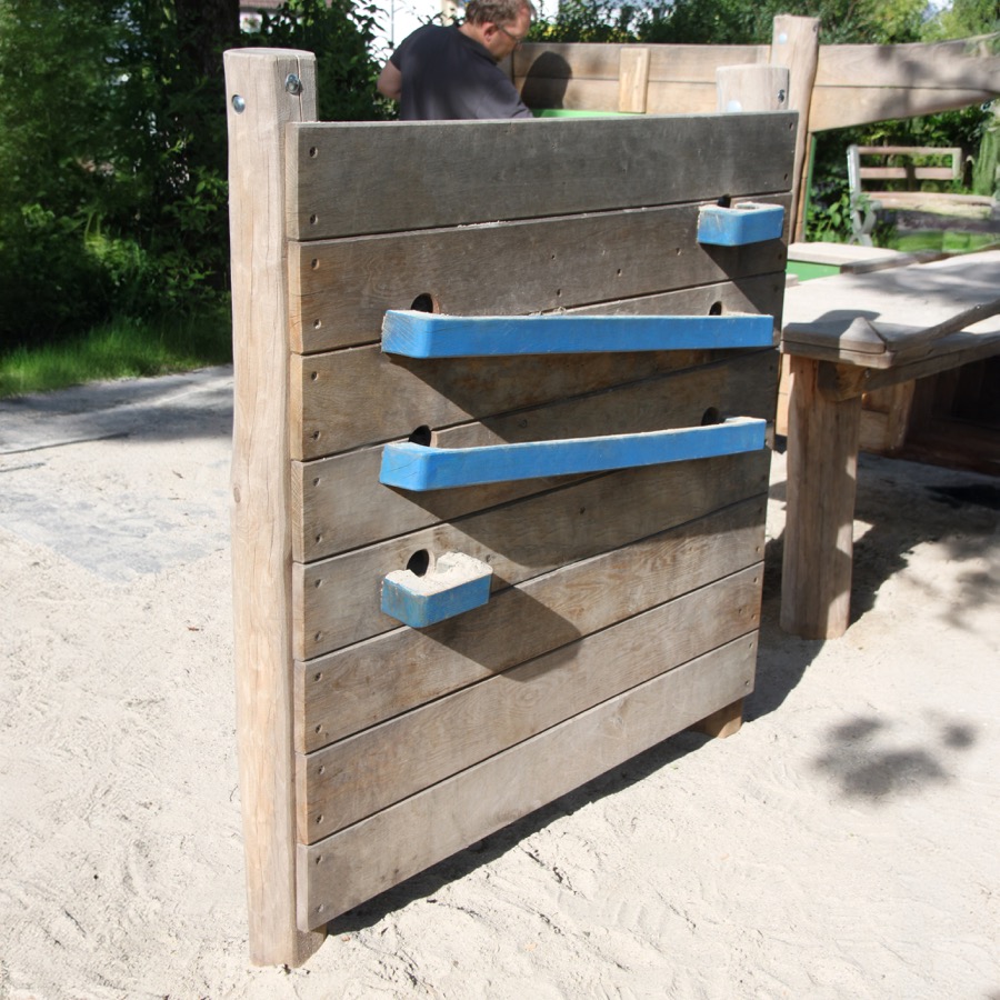 Holzwand mit Murmelbahn