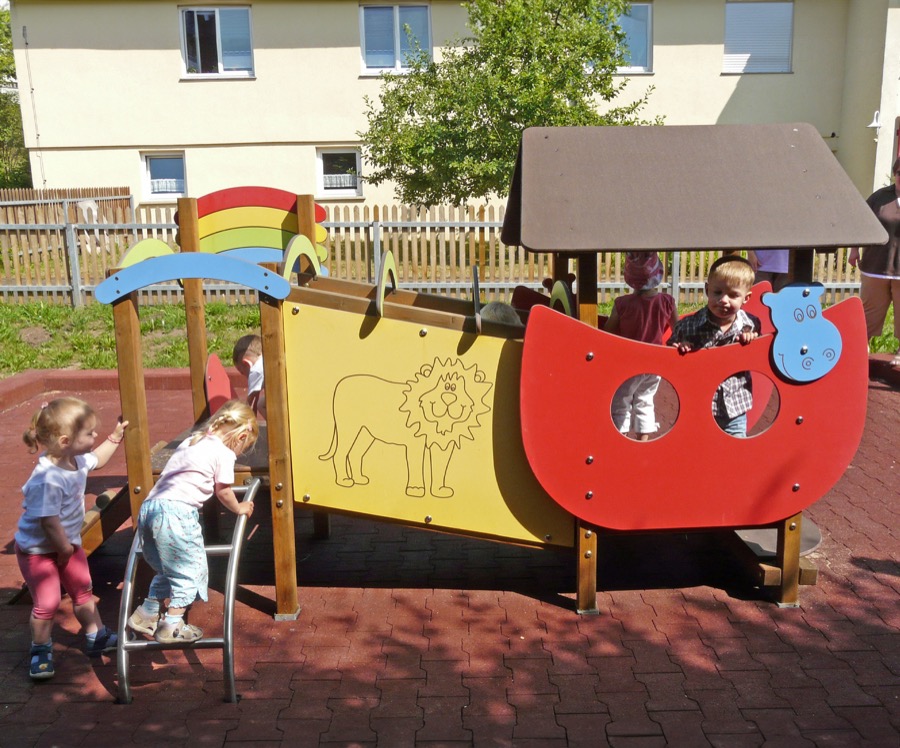 Minispielanlage Arche Noah mit Kriechbrücke