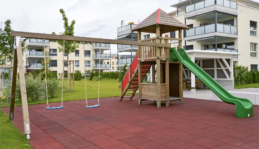Quadro-Turm mit Spielhaus und Einfachschaukelanbau