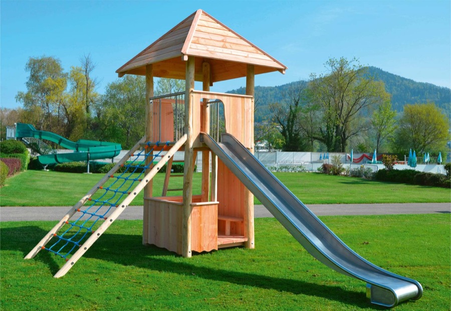 Spielturm aus Edelkastanie mit Rutschbahn in Edelstahl
