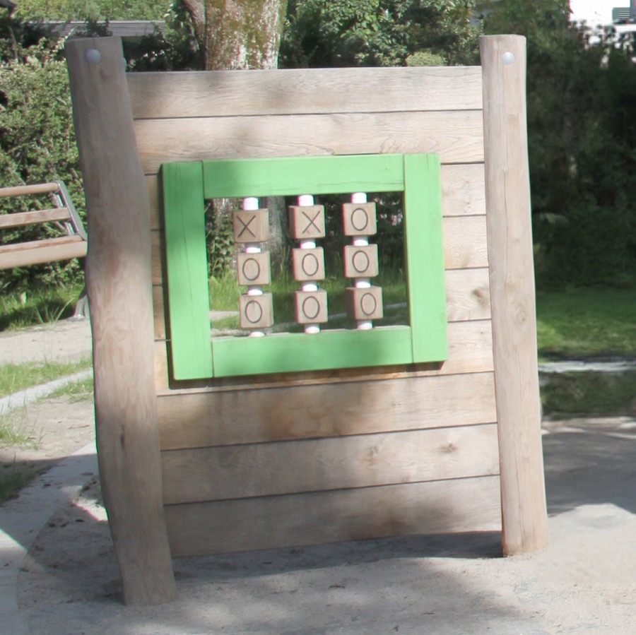 Holzwand mit Tic-Tac-Toe