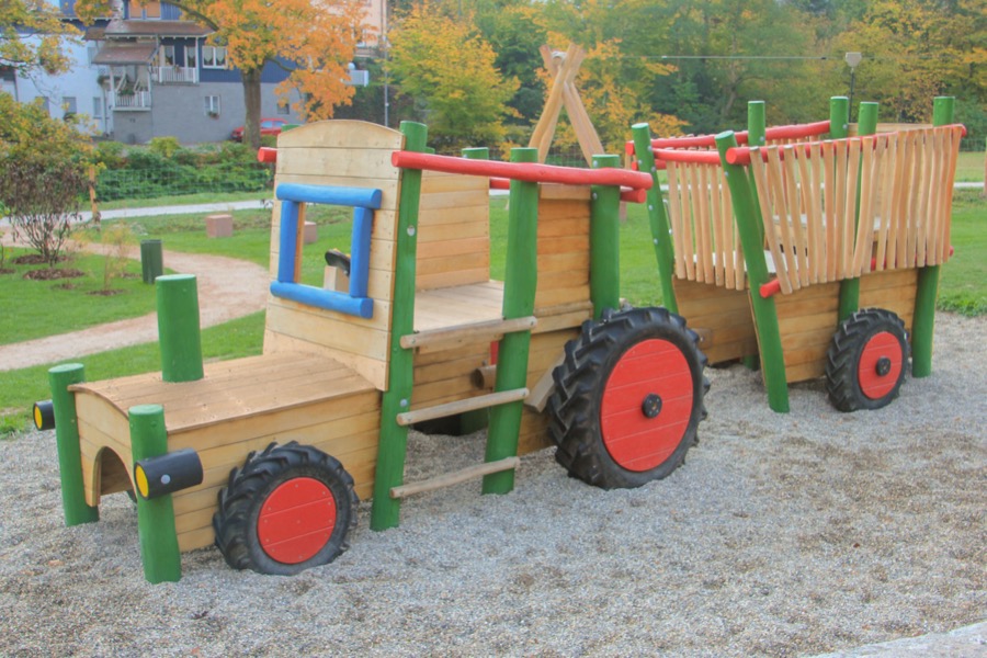 Spieltraktor Baden-Baden mit Anhänger