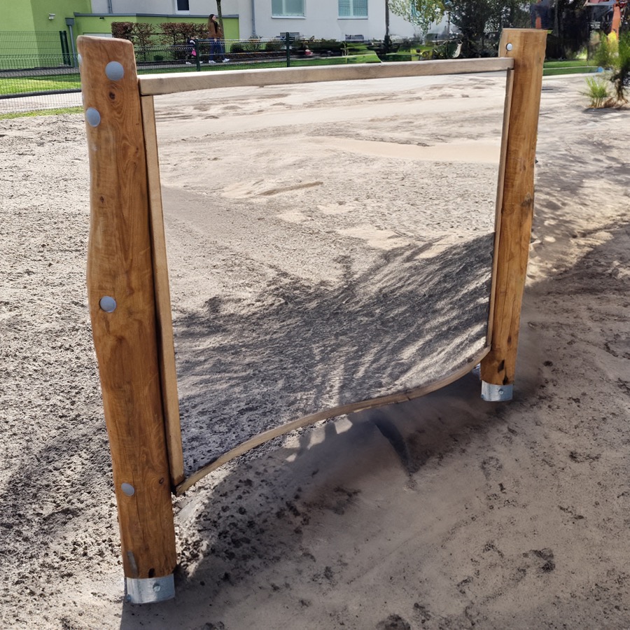 Holzwand mit Verzerrspiegel