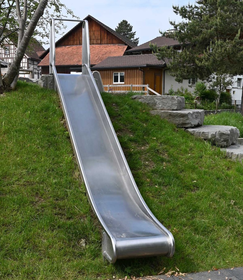 Hang-Metallrutschbahn gerade