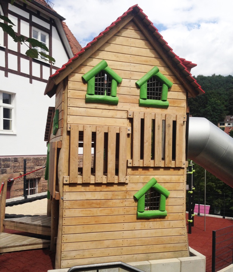 Spielhaus Pinocchio mit Röhrenrutsche