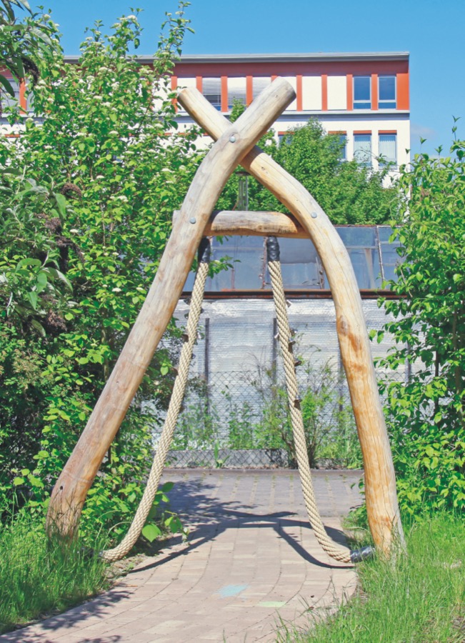 Eingangstor mit Tauen und Glocken