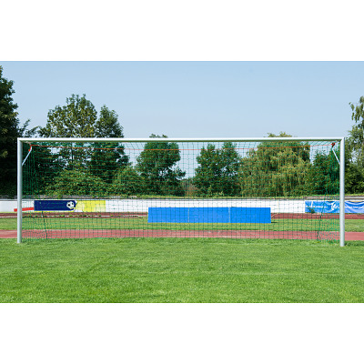Sport-Thieme Grossfeld-Fußballtor in Bodenhülsen stehend und mit SimplyFix