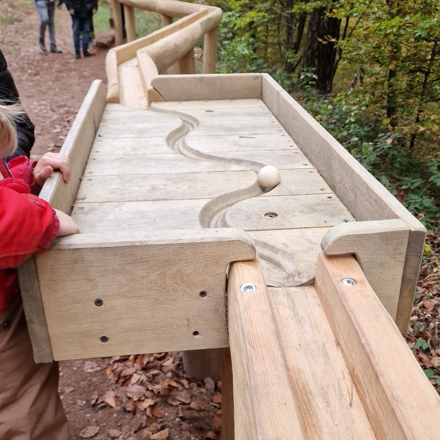 Kugelbahn Tisch mit schlangenförmiger Kugelrinne