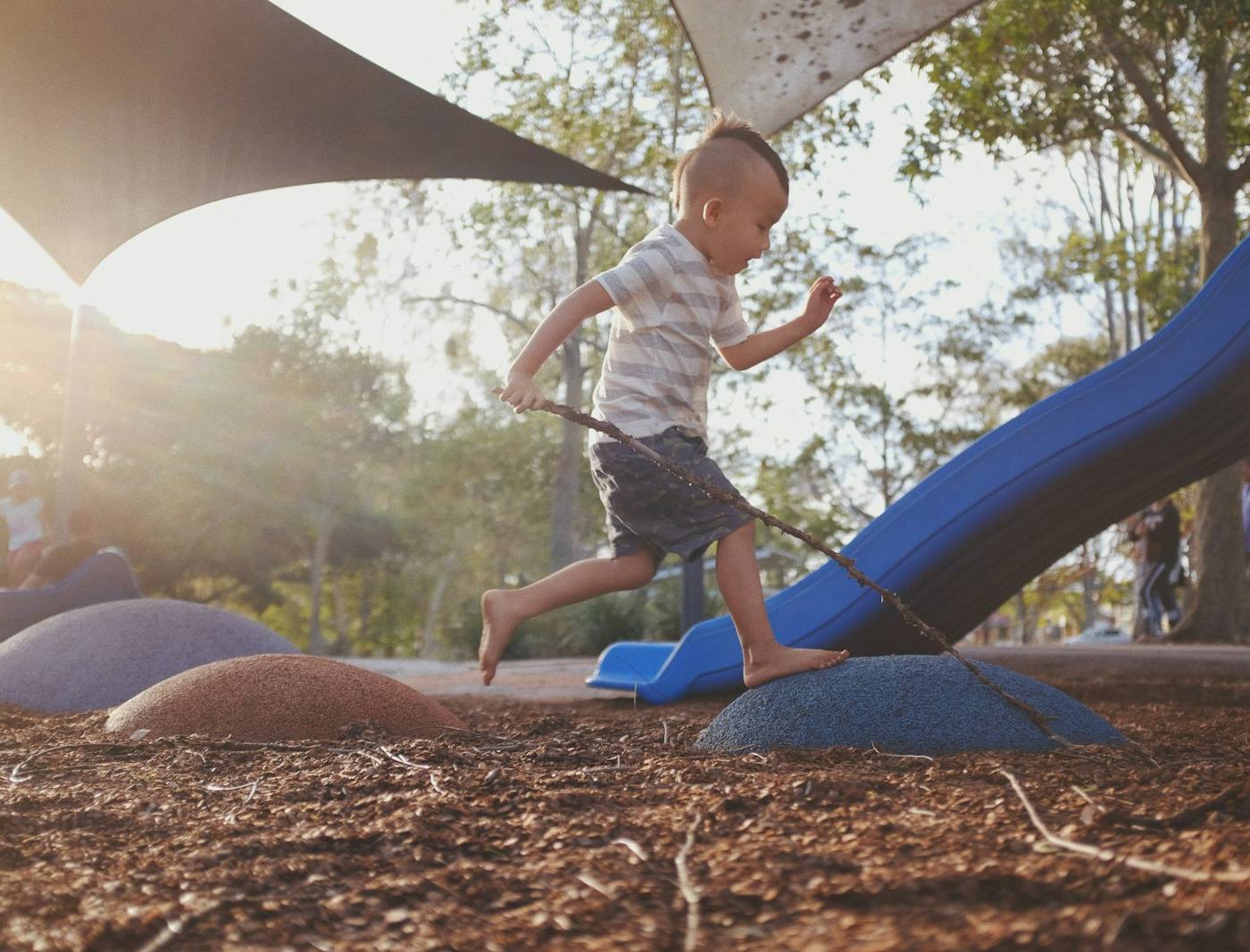 Kinder spielen auf einem modernen Spielplatz
