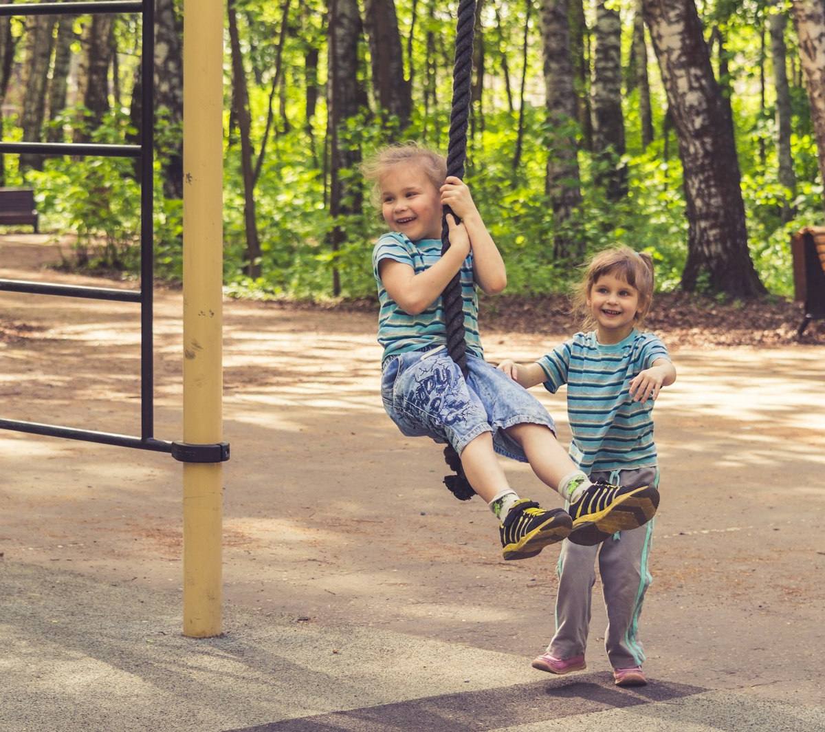Kinder auf dem Spielplatz