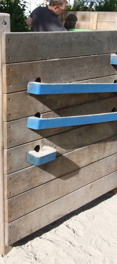 Holzwand mit Murmelbahn
