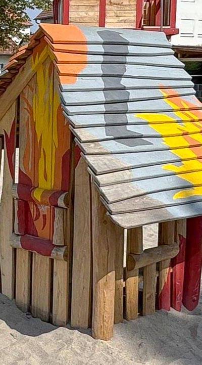 Spielhaus in Flammen