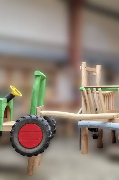 Kleiner Traktor mit Sandspielanhänger
