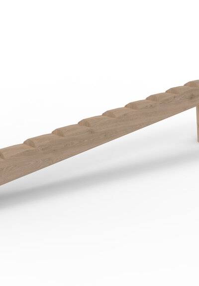 Schräger Balancierbalken mit Tritten