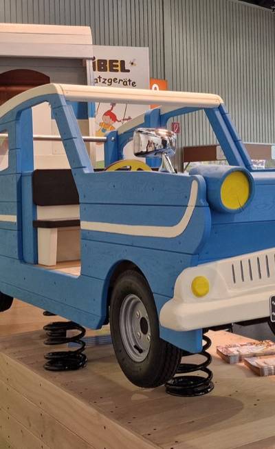 Fliegendes Auto auf Federn
