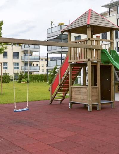 Quadro-Turm mit Spielhaus und Einfachschaukelanbau