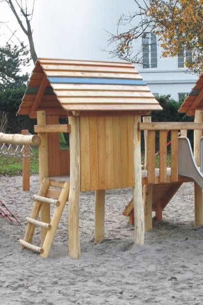 Pfahlsiedlung mit Rutsche