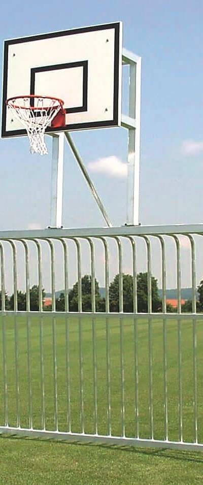 Bolzplatztor inkl. Basketball-Übungsanlage