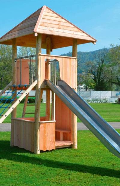 Spielturm aus Edelkastanie mit Rutschbahn in Edelstahl