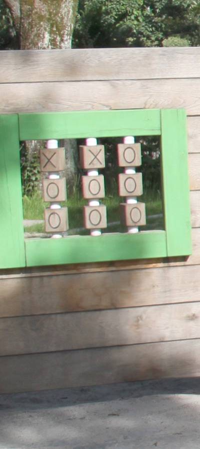 Holzwand mit Tic-Tac-Toe