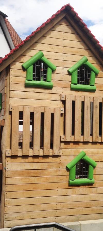 Spielhaus Pinocchio mit Röhrenrutsche