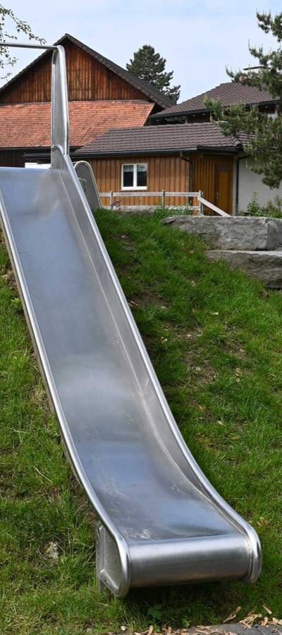 Hang-Metallrutschbahn gerade